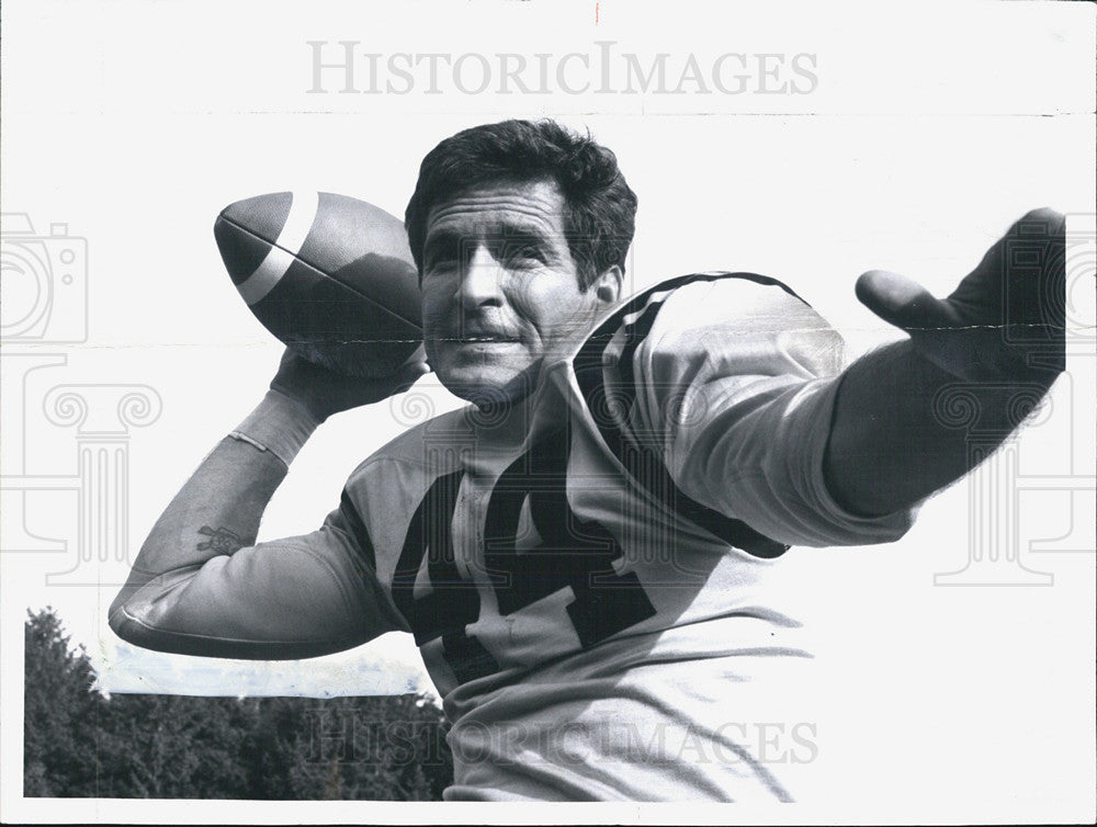 1968 Press Photo Television Actor Hugh O&#39;Brien In Football Uniform With Ball - Historic Images