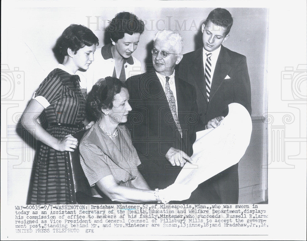 1954 Press Photo Bradshaw Mintener,Asst Sec of HEW and his family - Historic Images