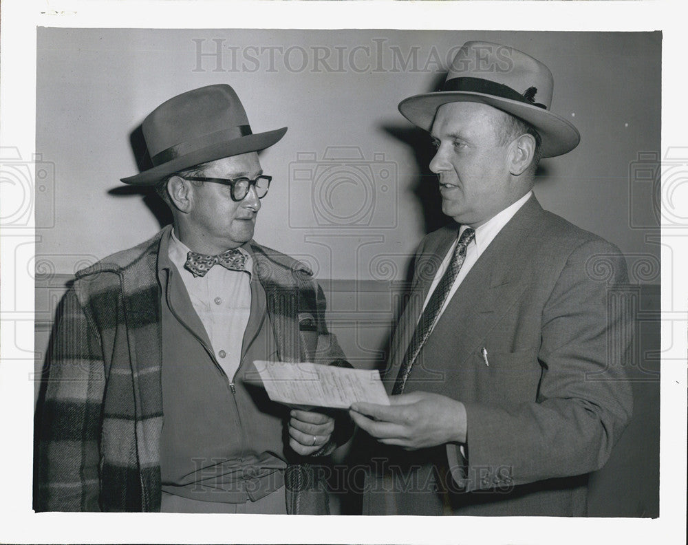 Press Photo Russell Minnea and Sgt. Walter Rusin - Historic Images