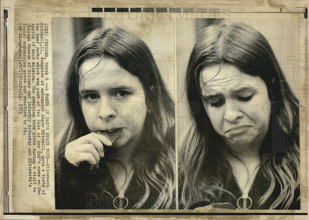 1971 Press Photo Elizabeth Daughter of Astronaut Edgar Mitchell Eats Beef Jerky - Historic Images