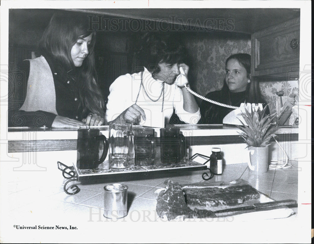 1971 Press Photo Astronaut Edgar Mitchell's Family On Phone Louise Karlyn - Historic Images