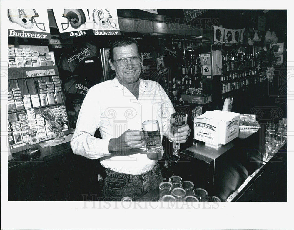 1992 Press Photo Neighborhood Bar Owner Joe Oshinski - Historic Images