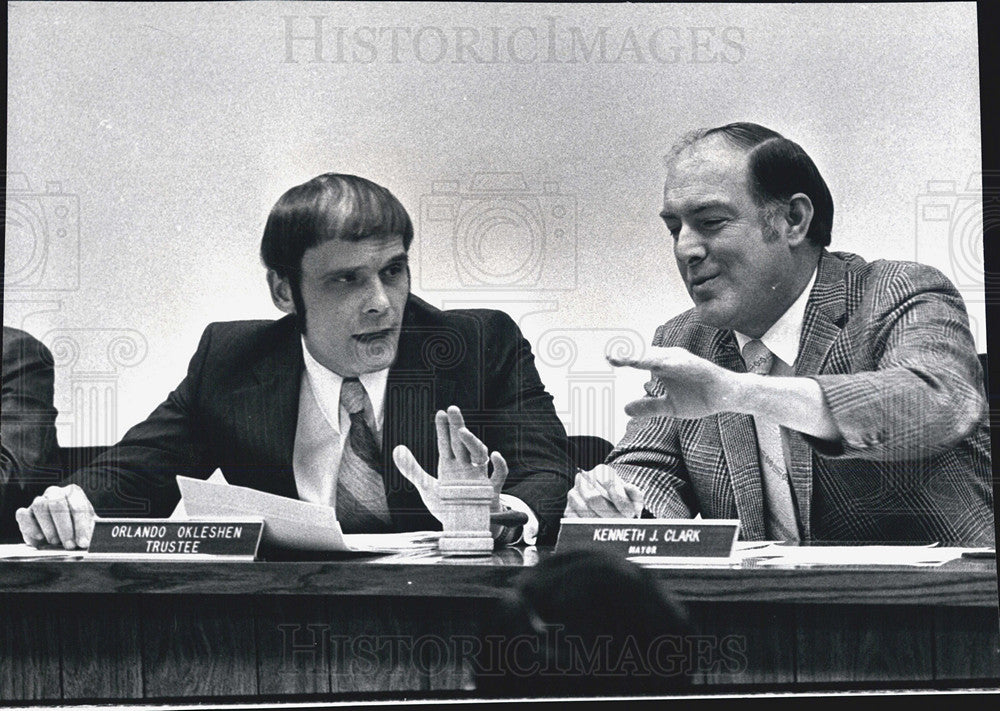 1972 Press Photo Orlando Okleshen And Mayor Kenneth J Clark - Historic Images