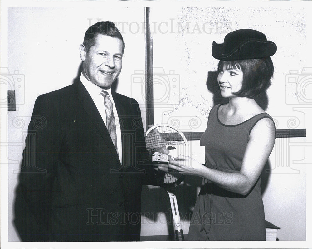 1966 Press Photo Irish Consul Brian O&#39;Kelly Greeted By Mimi Gimble - Historic Images