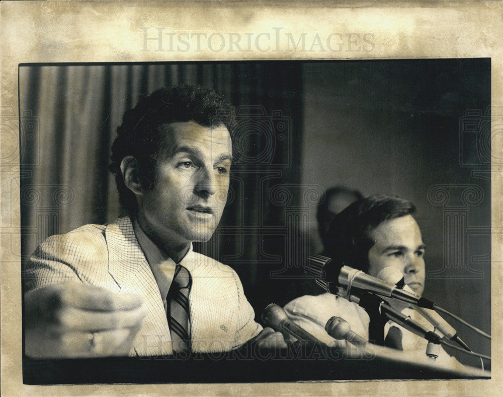1976 Press Photo Ronald Stackler dir of dept of school registration - Historic Images