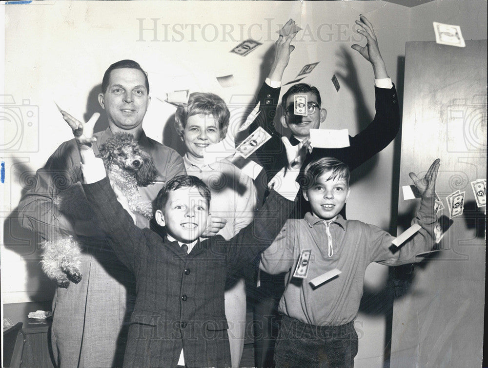 1965 Press Photo The Mitchell Family Wins $140,000 in &quot;What&#39;s Money?&quot; - Historic Images