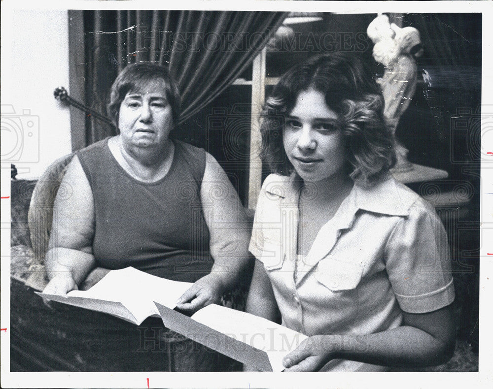 1975 Press Photo of the family of missing/presumed dead Edward Michaels - Historic Images