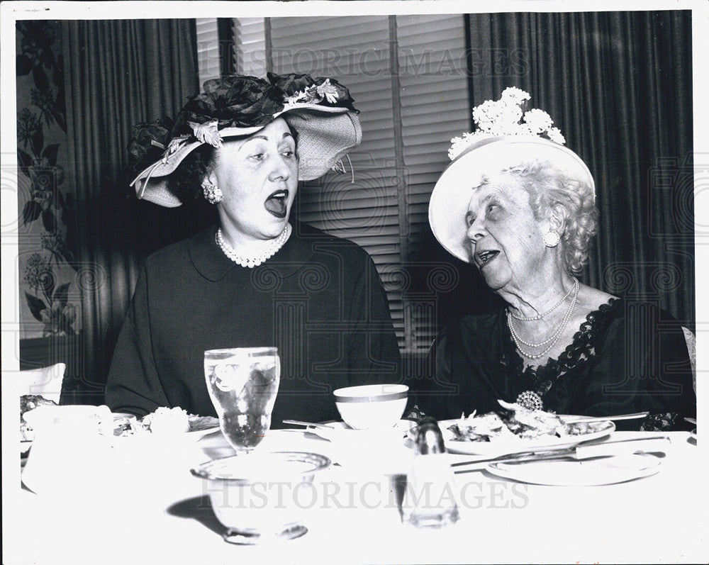 1957 Press Photo Artist&#39;s Advisory Council Members Mrs Mikolas Mrs Olsen - Historic Images