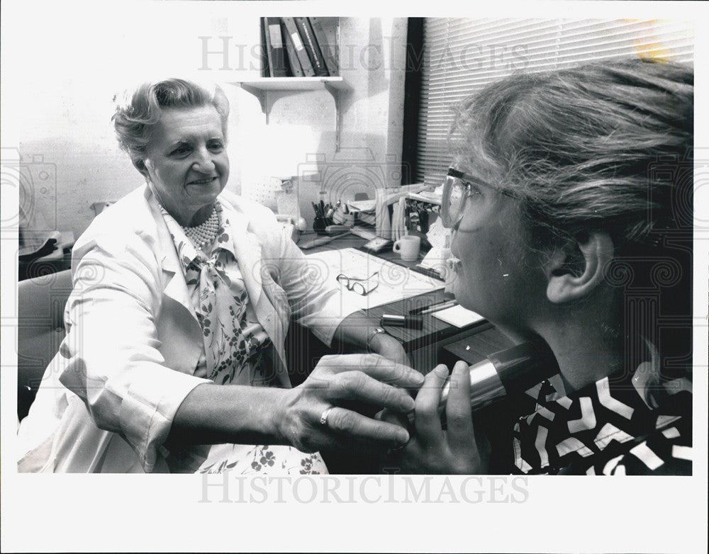 1988 Press Photo Frances Stack,speech pathologist at Christ Hospital - Historic Images