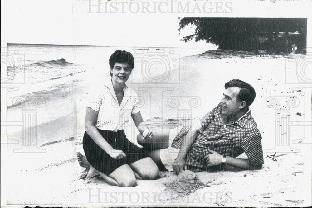 1957 Press Photo Governor Robert Meyner With Wife On Honeymoon Oberlin Ohio - Historic Images