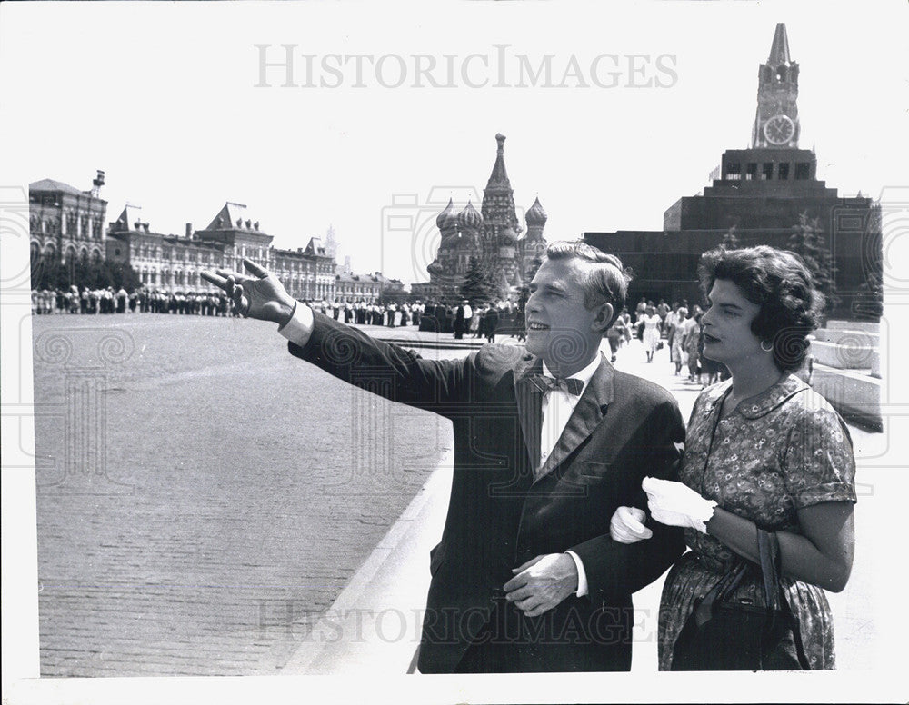 1959 Press Photo New Jersey Governor Robert Meyner With Wife In Moscow - Historic Images