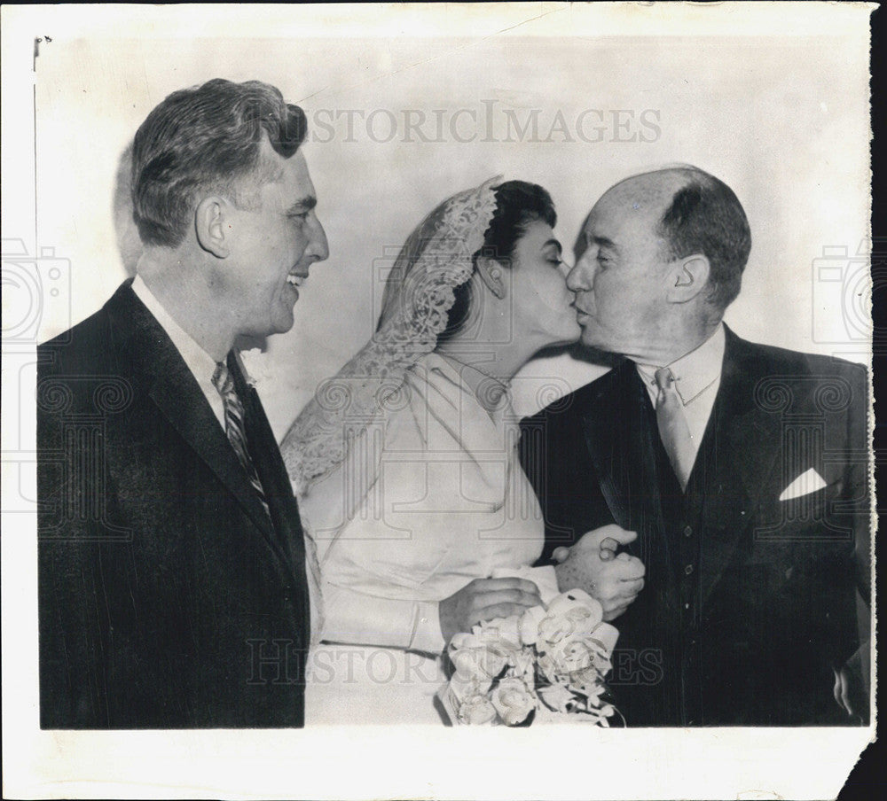 1957 Press Photo Adlai Stevenson Kisses Cousin Helen At Wedding Robert Meyner - Historic Images