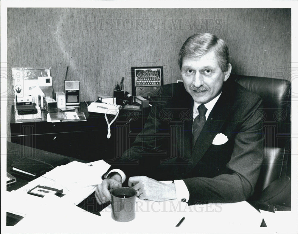 1986 Press Photo Red Label Records Chief Dick Meyer In Office - Historic Images