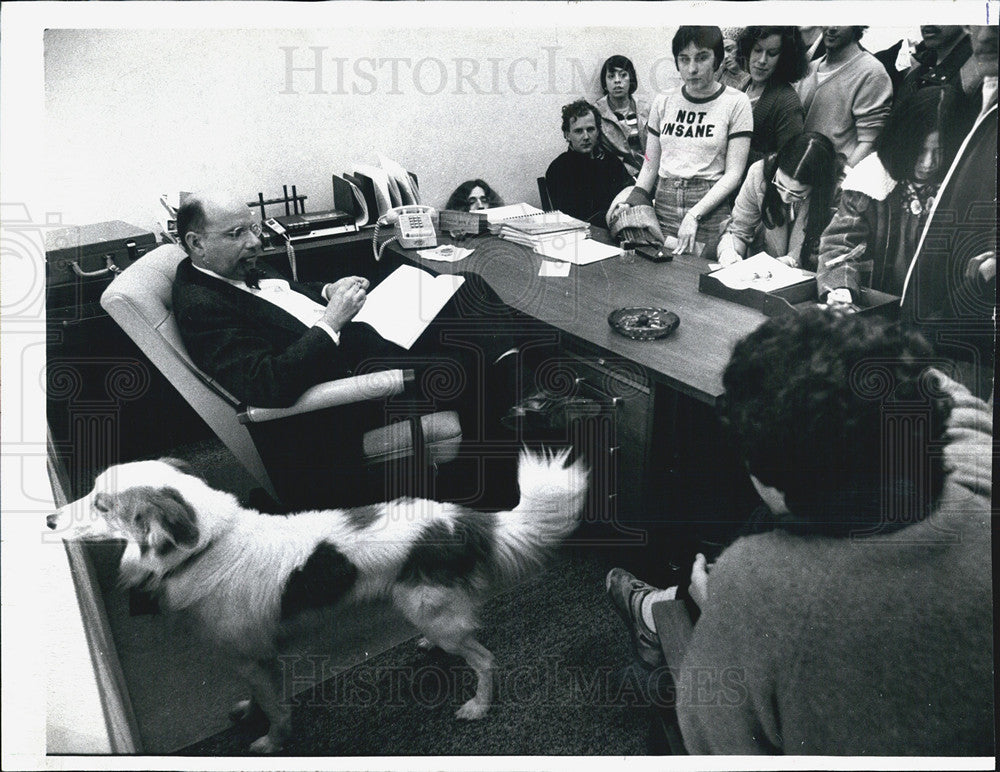 1976 Press Photo Dean of Science Dr David Mintzer and students and dog - Historic Images