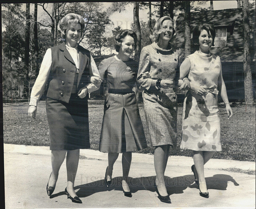 1965 Press Photo Astronauts wives F Stafford,B Grissom,J Shirra,B Young - Historic Images