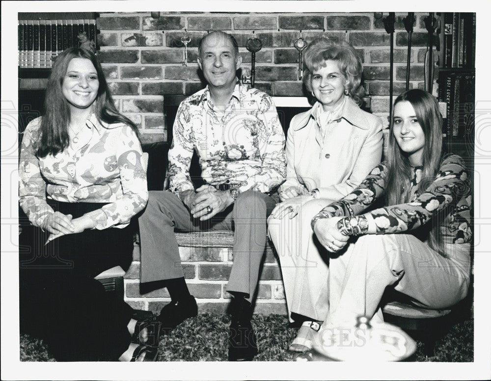 1975 Press Photo Astronaut Thomas Stafford Family Portrait El Lago Home - Historic Images