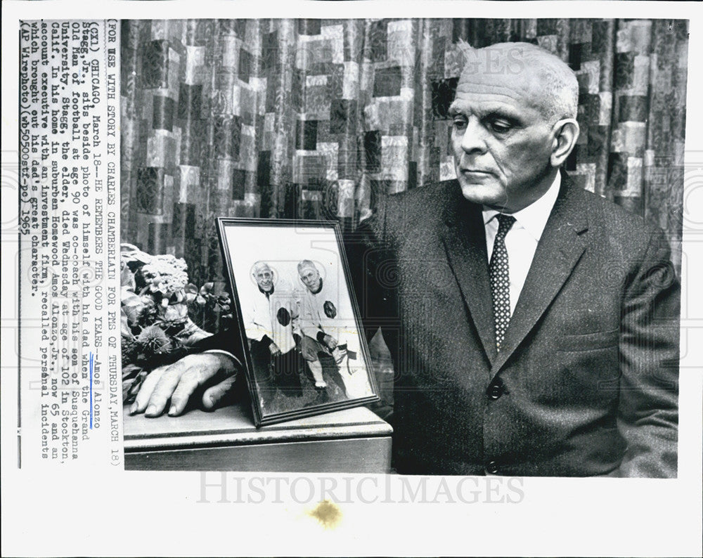 1965 Press Photo Amos Alonzo Stagg Jr Holds Photo Of Him With Father Chicago - Historic Images