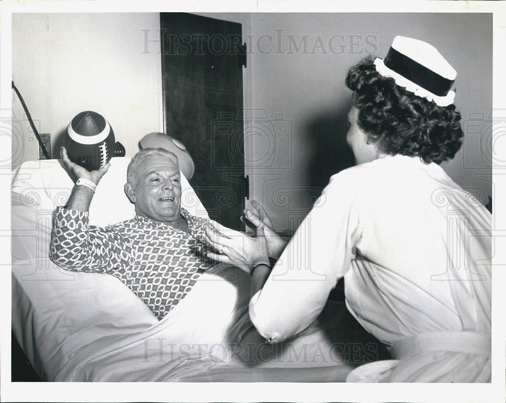 1962 Press Photo Amos Alonzo Stagg Jr In Hospital Throwing Football With Nurse - Historic Images