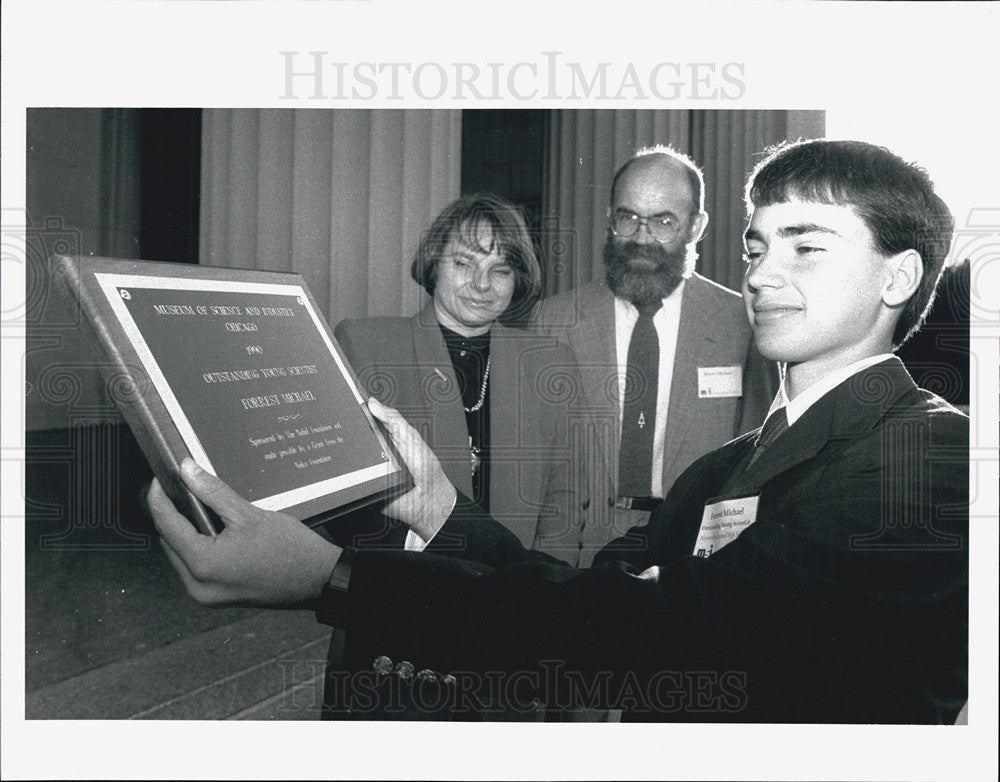 1990 Press Photo Forrest Michael,student at Naperville HS in Ill and his parents - Historic Images