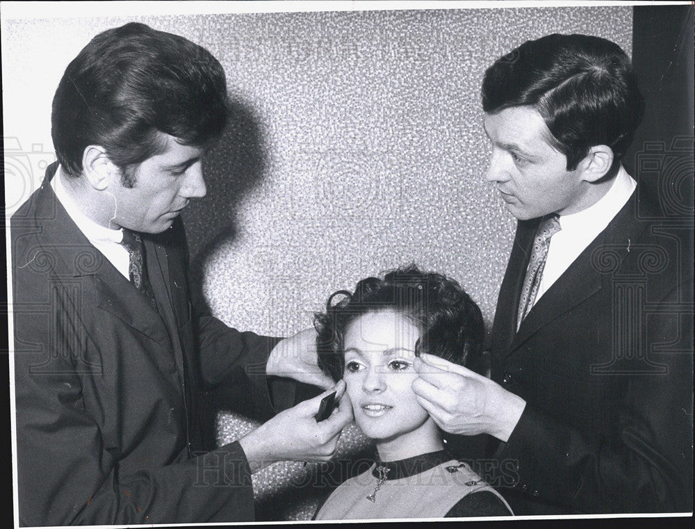 1960 Press Photo Stylist Mr. Eric Demonstrates Sizzle Coiffure To Mr. Stephan - Historic Images