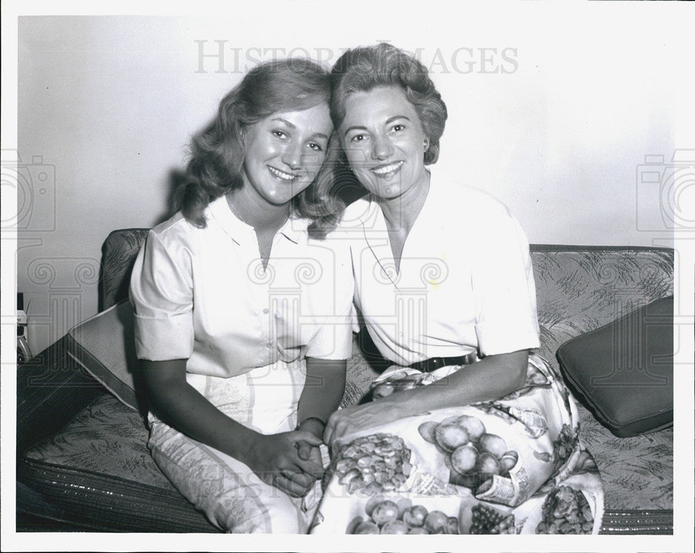 1961 Press Photo Actress Judy Raczc With Mother Vilma Prepares To Go To Brazil - Historic Images