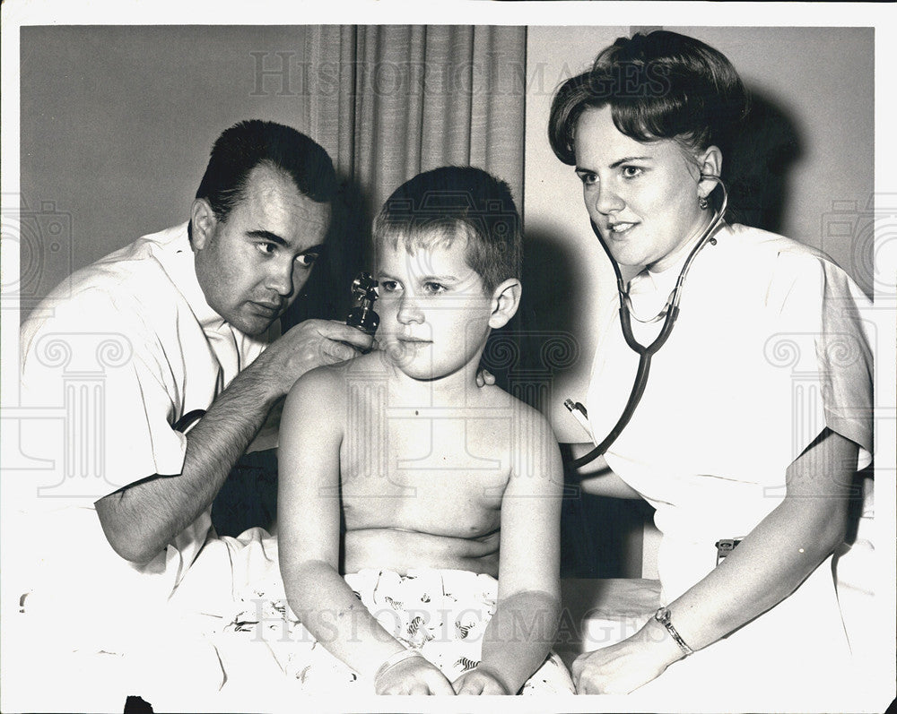 1967 Press Photo Jana Prozorvski and husband Oleg, intern at hospital - Historic Images