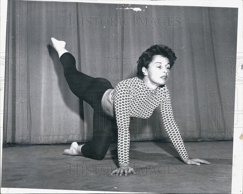 1958 Press Photo Fitness Expert Bonnie Prudden Demonstrating Exercise - Historic Images