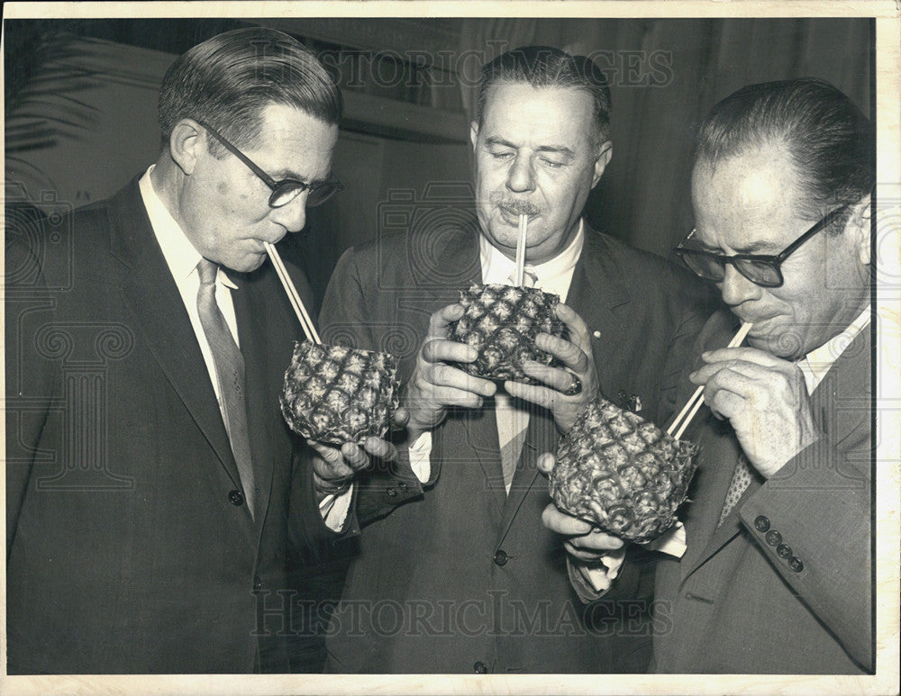 1989 Press Photo Enjoying a drink are Sen. Winston L. Prouty, Sen. Hugh Scott, - Historic Images