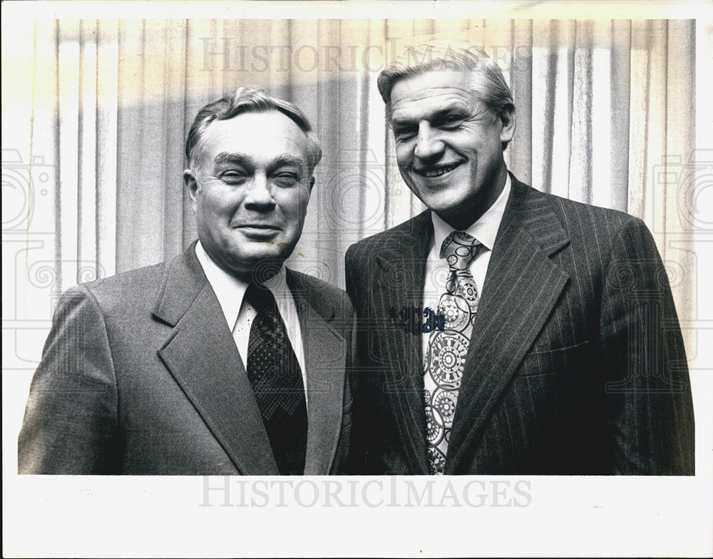 1974 Press Photo &quot;The Prues Cousins pose for a picture&quot; - Historic Images