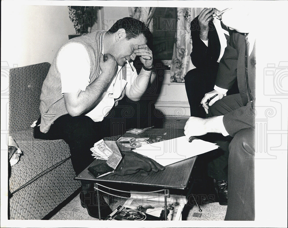 1964 Press Photo &quot;Louis Pretzie is questioned by federal agents after his arrest - Historic Images