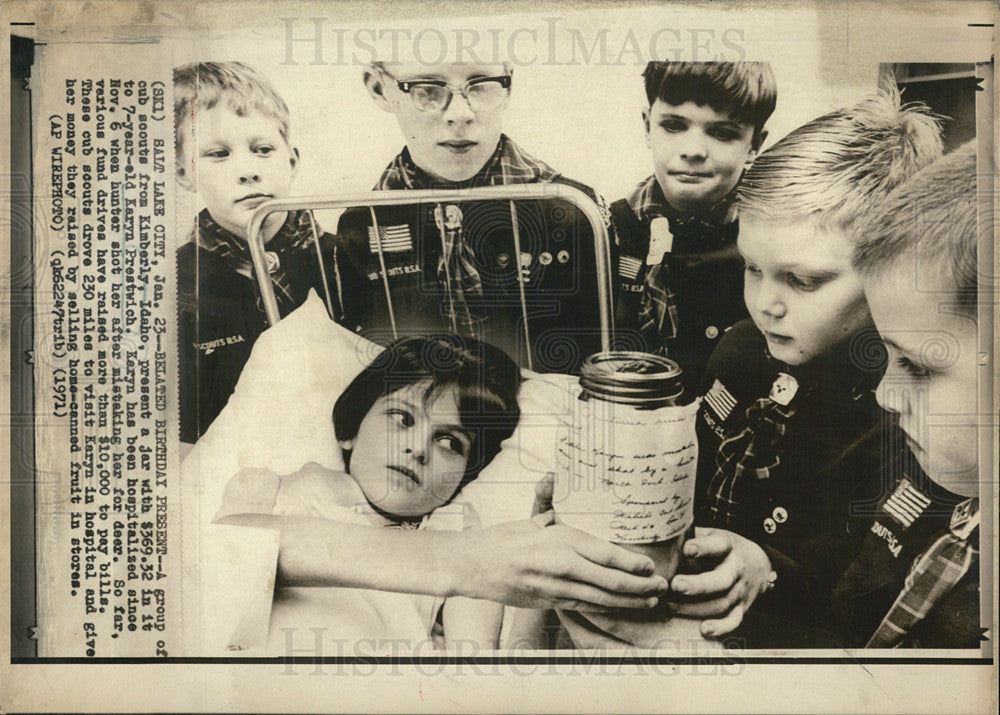 1971 Press Photo Cub Scouts Present Money To Hospitalized Girl Karyn Prestwich - Historic Images