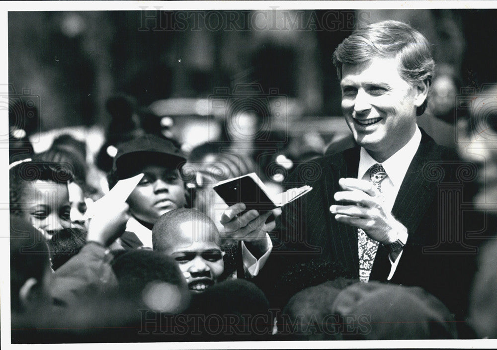 1992 Press Photo &quot;Vice-President Dan Quayle arrives at school&quot; - Historic Images