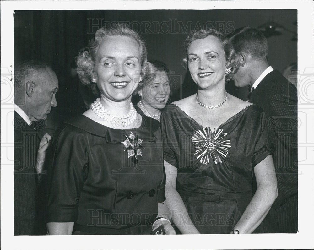 1957 Press Photo Party Guests Mrs Charles Preston Mrs Peter Matthew Sisters - Historic Images