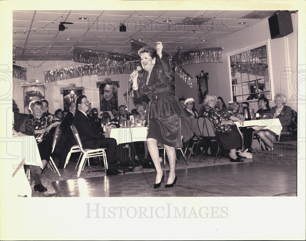 1994 Press Photo &quot;Patricia Principe sings at the Tuxedo Junction&quot; - Historic Images