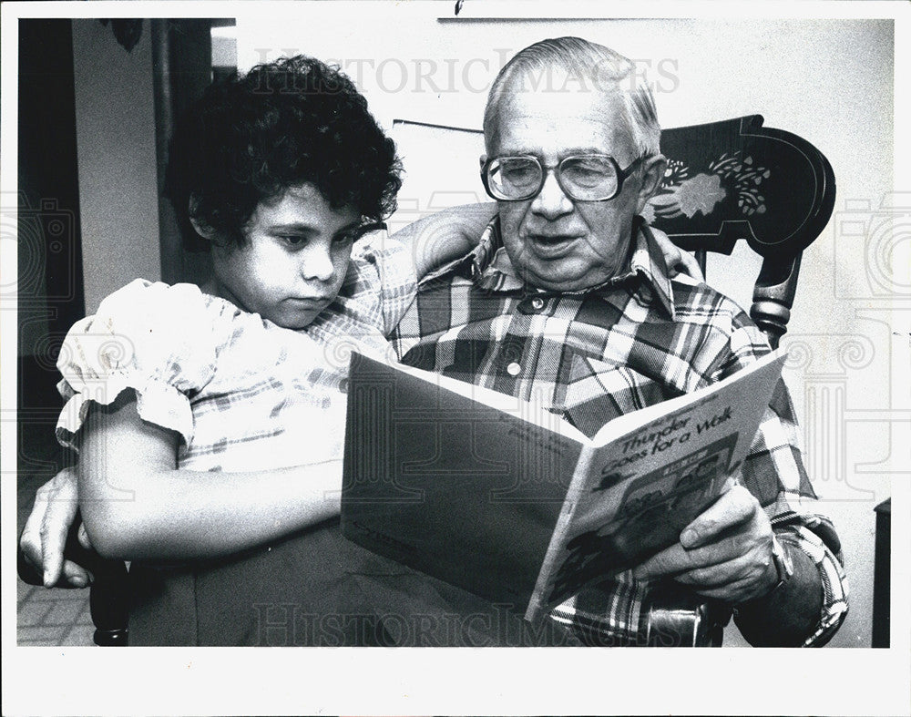 1983 Press Photo William Zittnan, Sr. reads to children at elementary school - Historic Images