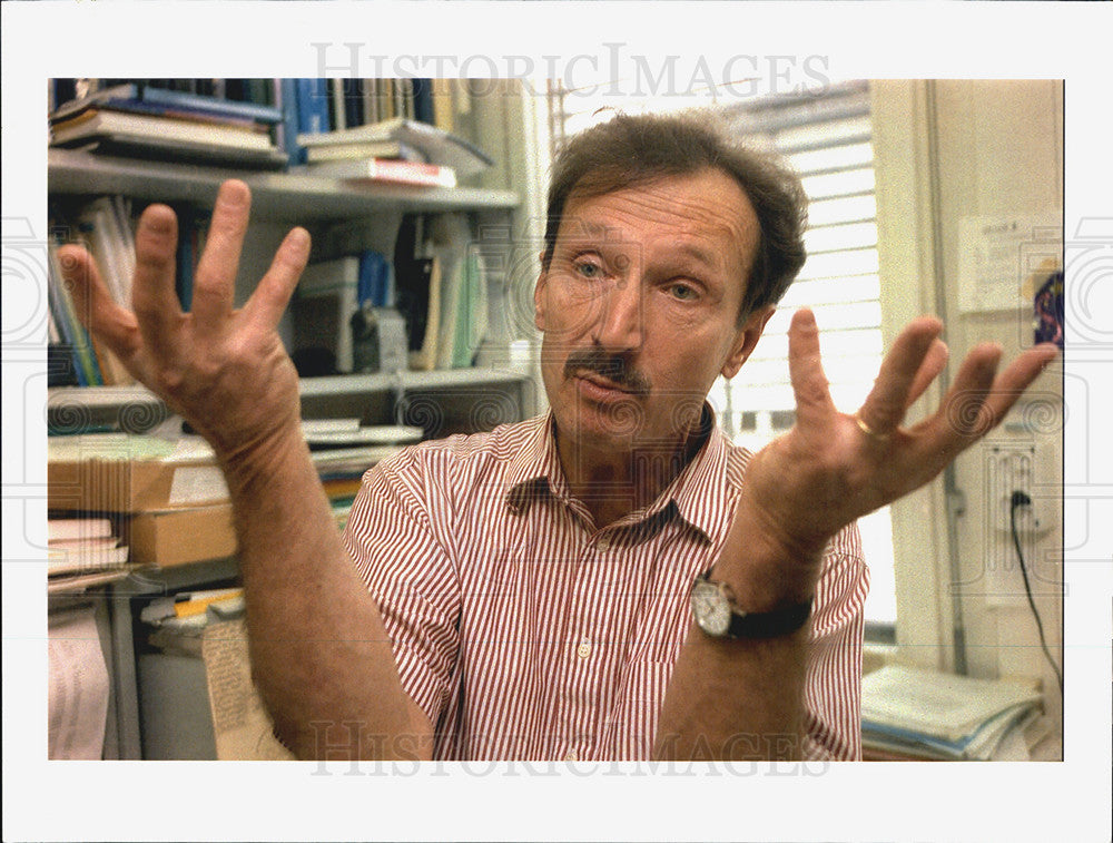 1996 Press Photo Rolf M. Zinkernagel talks in his laboratory - Historic Images