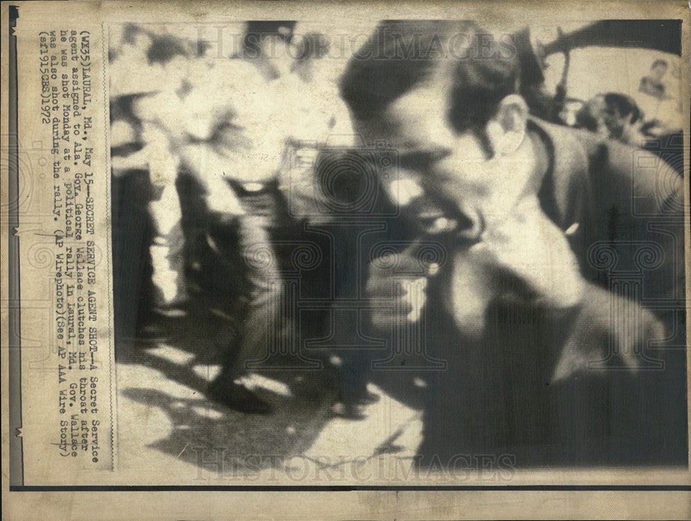 1972  Press Photo A secret Service Agent clutches his throat after being shot - Historic Images