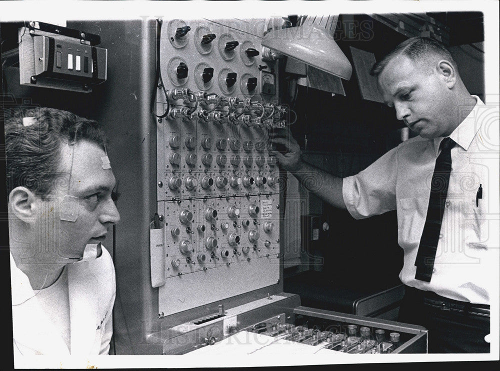 1967 Press Photo Dr. Lawrence J. Monroe studies the brain waves of a patient - Historic Images