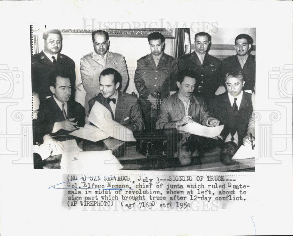 1954 Press Photo ELFego Monzon  (L) signs treaty of Truce with San Salvador. - Historic Images