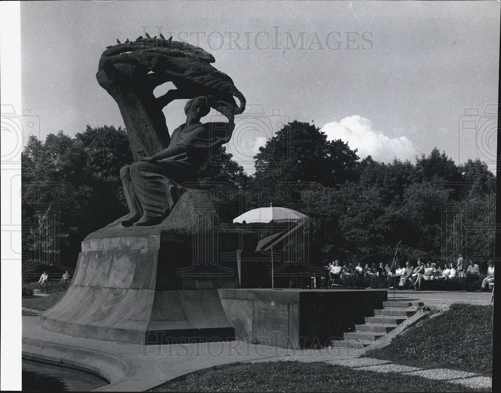 1974 Press Photo of the Frederic Chopin monument in Lazienki Park in Warsaw - Historic Images