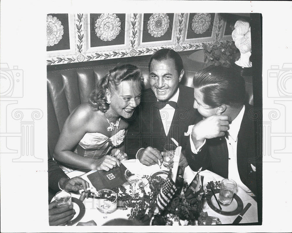 1947 Press Photo Vic Orsatti and Sonja Henie - Historic Images