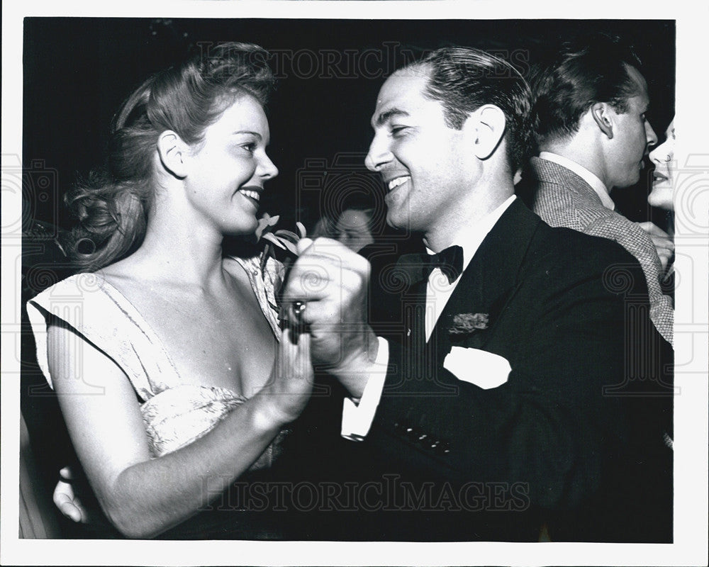 1942 Press Photo Frances Neal, Mrs. Van Heflin, Dances With Flame Vic Orsatti - Historic Images