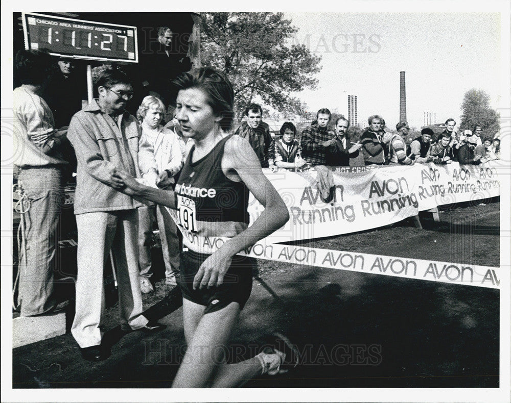 1981 Press Photo Linda Staudt Crossing Finish Line In Lincoln Park Race - Historic Images