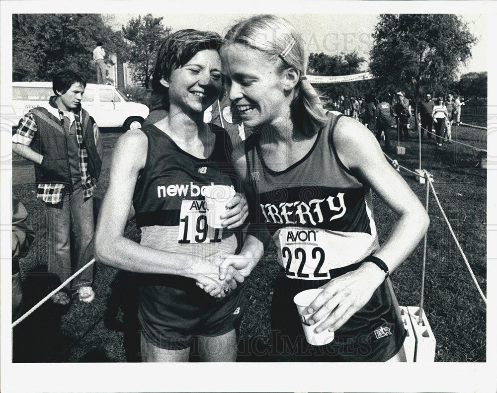 1981 Press Photo Linda Staudt And Sarah Linsley At Avon Running Circuit Chicago - Historic Images