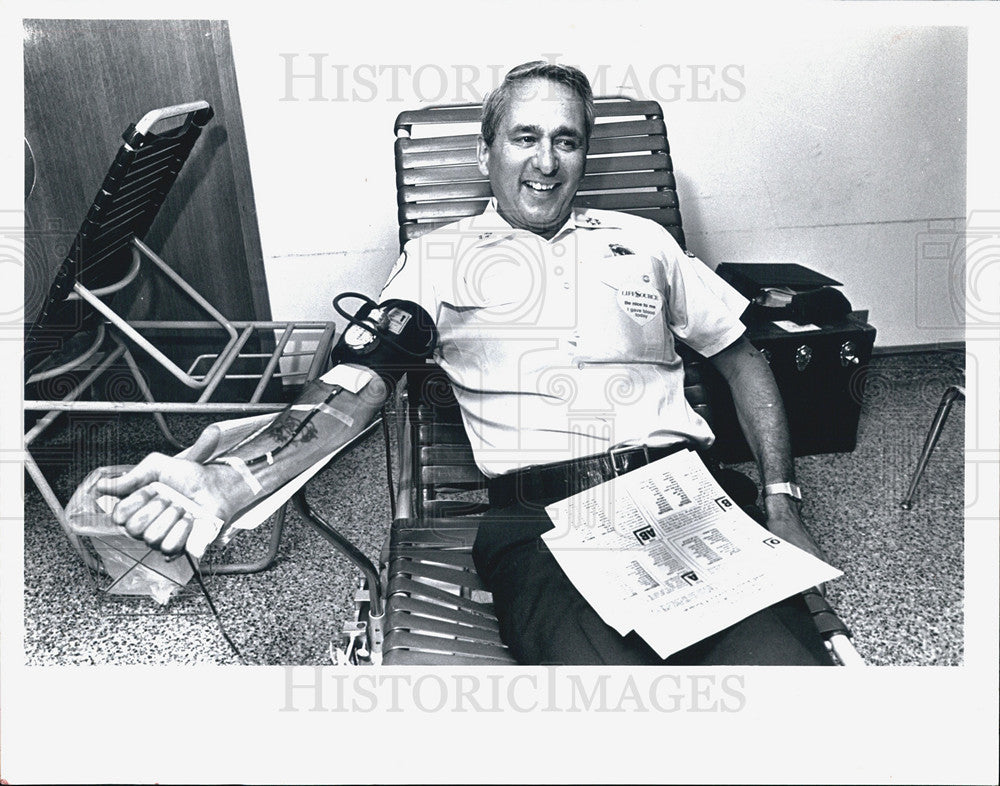 1989 Press Photo Chicago Firefighters donate blood to LifeSource - Historic Images