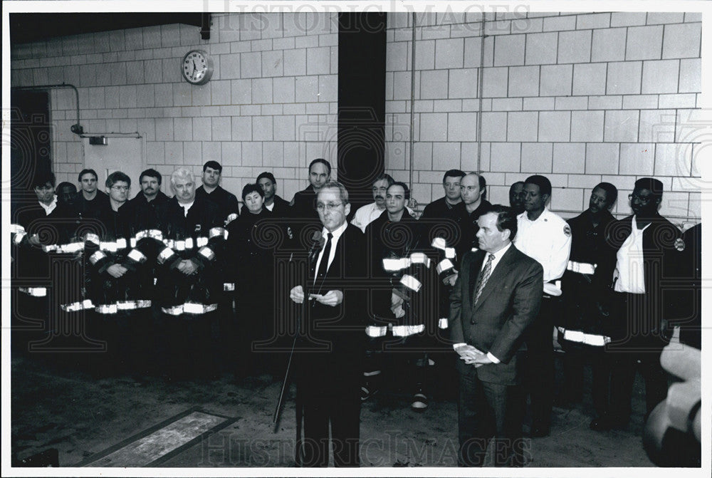 1994 Press Photo Mayor Daley visits the Fire Academy to show his appreciation - Historic Images