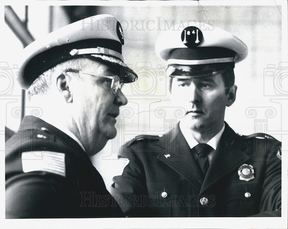 1977 Press Photo Acting Fire Supt. Foley and Capt. Raymond Orozco - Historic Images