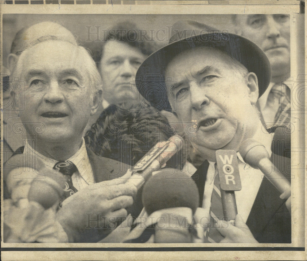 1974 Press Photo Maurice Stans and John M. Mitchell talk to Newsmen - Historic Images