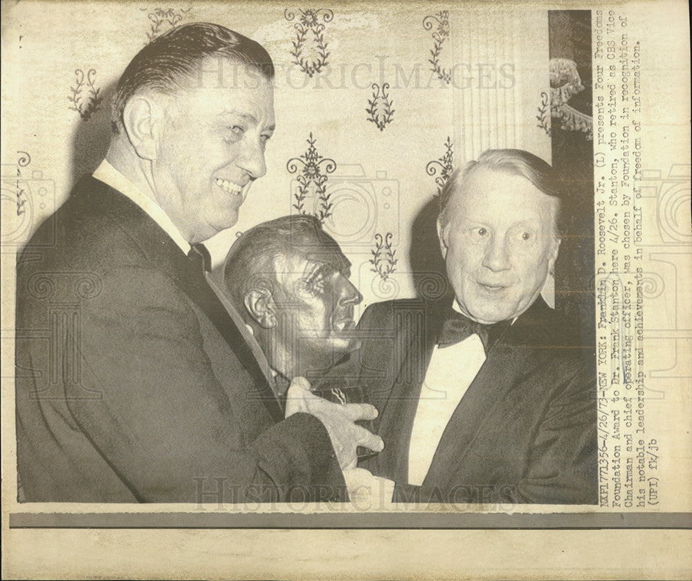 1973 Press Photo Franklin D. Roosevelt Jr. Presents Dr. Frank Stanton Award - Historic Images