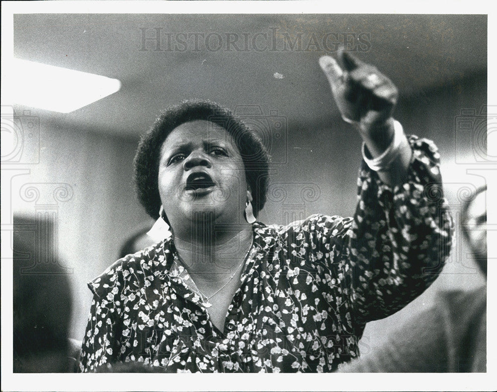 1982 Press Photo Andrew Mooney Renault robinson Airion stamps protests - Historic Images